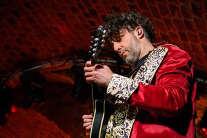 Koncert: Dikanda - Dominik Bieńczyński grający na skrzypcach podczas koncertu zespołu Dikanda