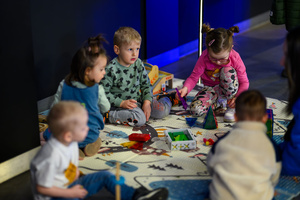 Rozmarzone poranki: Nowe przygody Misia Uszatka - Uczestnicy Rozmarzonych poranków w holu kina Marzenie