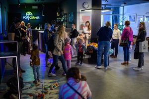 Rozmarzone poranki: Nowe przygody Misia Uszatka - Uczestnicy Rozmarzonych poranków w holu kina Marzenie