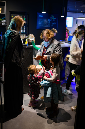 Rozmarzone poranki: Nowe przygody Misia Uszatka - Uczestnicy Rozmarzonych poranków w holu kina Marzenie