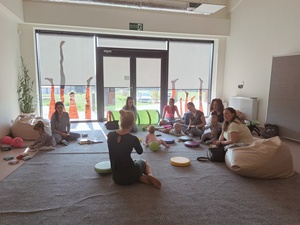 Tu mamy spotkamy: Maluch przy stole - Uczestniczki podczas spotkania