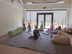 Tu mamy spotkamy: Maluch przy stole - Uczestniczki podczas spotkania