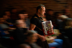 Koncert: Czesław Mozil Solo - Czesław Mozil grający na akordeonie wśród publiczności
