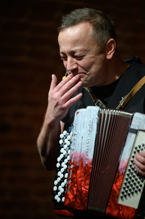 Koncert: Czesław Mozil Solo - Czesław Mozil grający na akordeonie na scenie Piwnic TCK