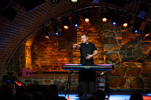 Koncert: Czesław Mozil Solo - Czesław Mozil na scenie Piwnic TCK