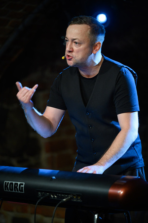 Koncert: Czesław Mozil Solo - Czesław Mozil na scenie Piwnic TCK