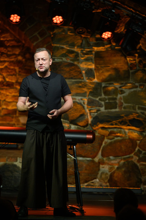 Koncert: Czesław Mozil Solo - Czesław Mozil na scenie Piwnic TCK