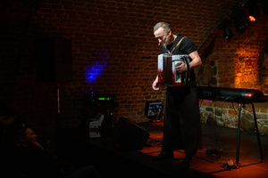 Koncert: Czesław Mozil Solo - Czesław Mozil grający na akordeonie na scenie Piwnic TCK