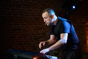 Koncert: Czesław Mozil Solo - Czesław Mozil na scenie Piwnic TCK