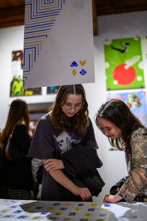 Wystawa: Oczopląs - Uczestnicy oglądający wystawę "Oczopląs"