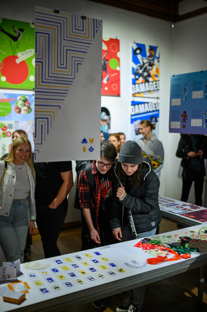 Wystawa: Oczopląs - Uczestnicy oglądający wystawę "Oczopląs"