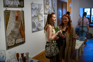 Wystawa: Oczopląs - Uczestnicy oglądający wystawę "Oczopląs"