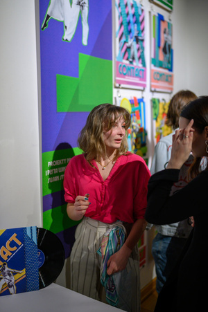 Wystawa: Oczopląs - Uczestnicy oglądający wystawę "Oczopląs"