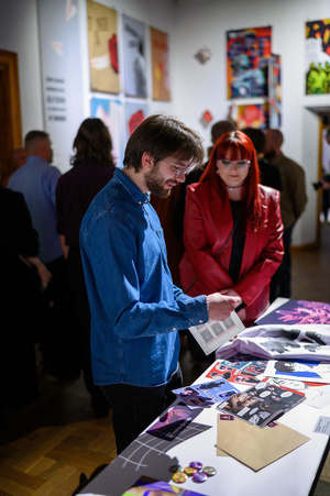 Wystawa: Oczopląs - Uczestnicy oglądający wystawę "Oczopląs"