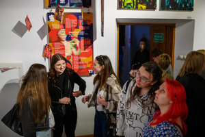 Wystawa: Oczopląs - Uczestnicy oglądający wystawę "Oczopląs"