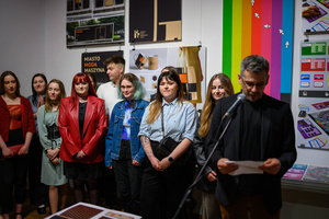 Wystawa: Oczopląs - dr hab. Przemysław Pokrywka - Kierownik Katedry Grafiki przemawiający podczas otwarcia, po lewej stronie autorzy dyplomów z katedry grafiki