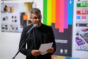 Wystawa: Oczopląs - dr hab. Przemysław Pokrywka - Kierownik Katedry Grafiki przemawiający podczas otwarcia