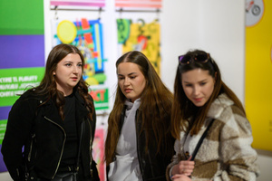 Wystawa: Oczopląs - Uczestnicy oglądający wystawę "Oczopląs"