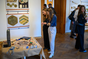 Wystawa: Oczopląs - Uczestnicy oglądający wystawę "Oczopląs"