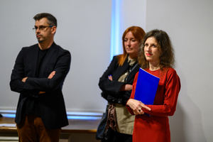 Wystawa: Oczopląs - Od lewej: dr hab. Przemysław Pokrywka - Kierownik Katedry Grafiki, dr Marta Dubanowicz Kierownik Katedry Designu, dr Agnieszka Bartak-Lisikiewicz Dziekan Wydziału Sztuki