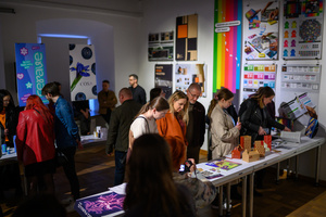 Wystawa: Oczopląs - Uczestnicy oglądający wystawę "Oczopląs"