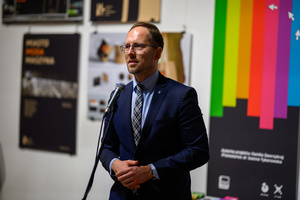 Wystawa: Oczopląs - Prezydent miasta Tarnowa - Jakub Kwaśny przemawiający podczas wystawy "Oczopląs"