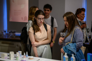 Wystawa: Oczopląs - Uczestnicy oglądający wystawę "Oczopląs"