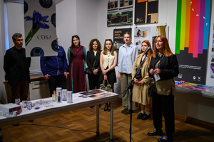 Wystawa: Oczopląs - dr Marta Dubanowicz Kierownik Katedry Designu przemawiająca podczas otwarcia, po lewej stronie autorzy dyplomów z katedry designu