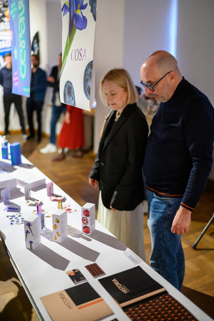 Wystawa: Oczopląs - Uczestnicy oglądający wystawę "Oczopląs"