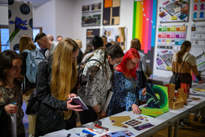 Wystawa: Oczopląs - Uczestnicy oglądający wystawę "Oczopląs"