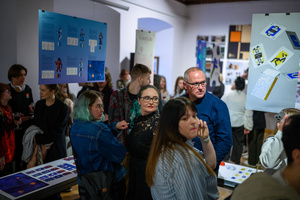 Wystawa: Oczopląs - Uczestnicy oglądający wystawę "Oczopląs"