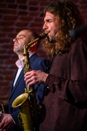 Koncert jazzowy: New Bone - Zespół New Bone w trakcie wykonania utworu na żywo.