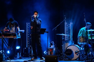 Koncert: Fisz Emade Tworzywo - Na scenie śpiewający Bartek Fisz Waglewski