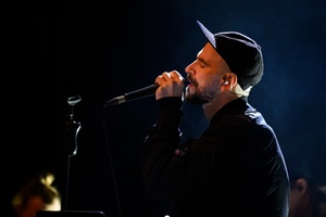 Koncert: Fisz Emade Tworzywo - Na scenie śpiewający Bartek Fisz Waglewski