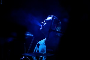 Koncert: Fisz Emade Tworzywo - Na scenie grający na perkusji Piotr Emade Waglewski