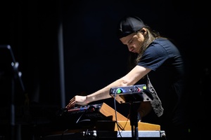 Koncert: Fisz Emade Tworzywo - Na scenie grający na klawiszach basista Staszek Wróbel