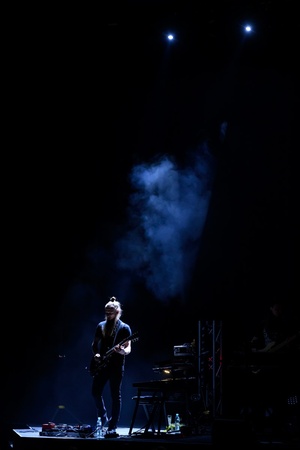 Koncert: Fisz Emade Tworzywo - Na scenie gitarzysta Michał Sobolewski