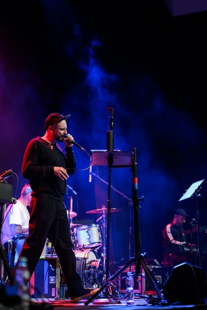 Koncert: Fisz Emade Tworzywo - Na scenie śpiewający Bartek Fisz Waglewski