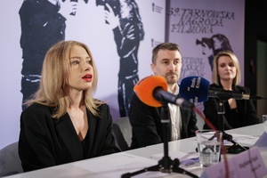 39 TNF: Konferencja prasowa - Na pierwszym planie dyrektorka 39. TNF Magdalena Piątek zapraszająca za pośrednictwem mediów do uczestnictwa w festiwalu