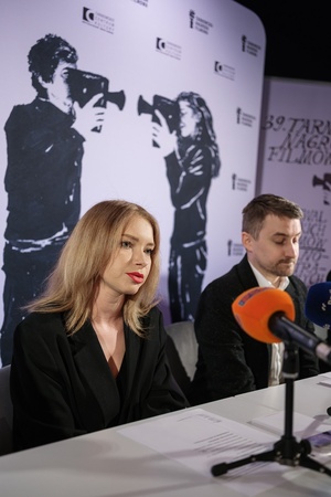 39 TNF: Konferencja prasowa - Na pierwszym planie dyrektorka 39. TNF Magdalena Piątek zapraszająca za pośrednictwem mediów do uczestnictwa w festiwalu