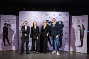 39. TNF: Konferencja prasowa - Sztab organizacyjny 39. TNF na tle ścianki i wizualizacji festiwalowej w hallu Marzenia po konferencji prasowej. Od lewej: dyrektor artystyczny 39. TNF Kuba Armata, dyrektorka 39. TNF Magdalena Piątek, zastępca dyrektora TCK Dominika Dąbek, dyrektor TCK Tomasz Kapturkiewicz