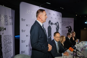 39 TNF: Konferencja prasowa - Na pierwszym planie dyrektor TCK Tomasz Kapturkiewicz witający dziennikarzy na konferencji prasowej w hallu kina Marzenie