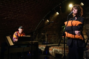 Koncert: Pracownia Piosenki "Na przekór" - Podczas koncertu. Na scenie artyści Pracowni Piosenki.