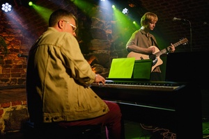 Koncert: Pracownia Piosenki "Na przekór" - Podczas koncertu. Na scenie gość specjalny - Szymon Jarmuła i Sławek Ramian.