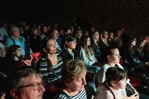 Koncert: Pracownia Piosenki "Na przekór" - Podczas koncertu. Na scenie artyści Pracowni Piosenki.