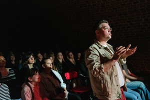 Koncert: Pracownia Piosenki "Na przekór" - Podczas koncertu. Na scenie artyści Pracowni Piosenki.