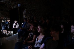 Koncert: Pracownia Piosenki "Na przekór" - Podczas koncertu. Na scenie artyści Pracowni Piosenki.