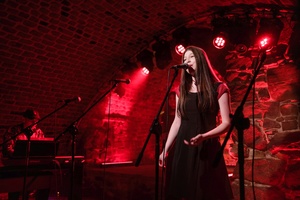 Koncert: Pracownia Piosenki "Na przekór" - Podczas koncertu. Na scenie artyści Pracowni Piosenki.