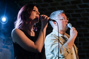 Koncert: Pracownia Piosenki "Na przekór" - Podczas koncertu. Na scenie artyści Pracowni Piosenki.