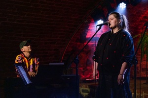 Koncert: Pracownia Piosenki "Na przekór" - Podczas koncertu. Na scenie artyści Pracowni Piosenki.